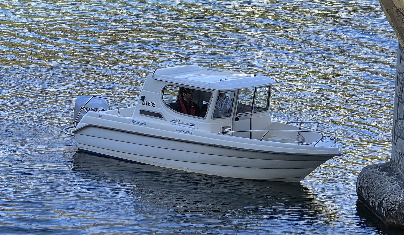 Fahrschulboot Bella 570 C mit Kennzeichen ZH 688 auf dem Rhein bei Eglisau
