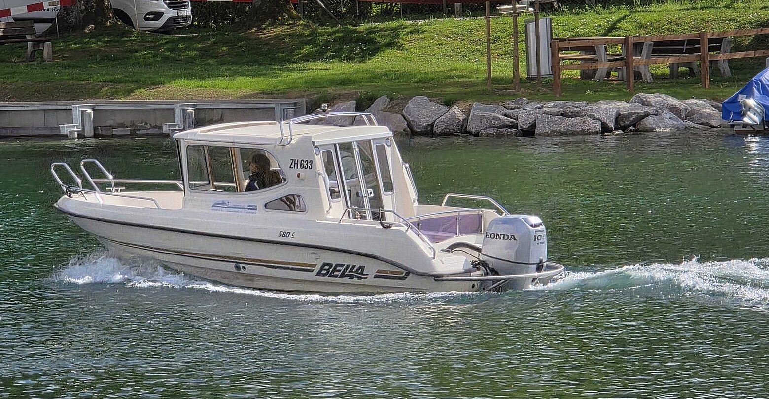 Fahrschulboot Bella 580 C mit Kennzeichen ZH 633 in Fahrt auf dem Rhein bei Eglisau