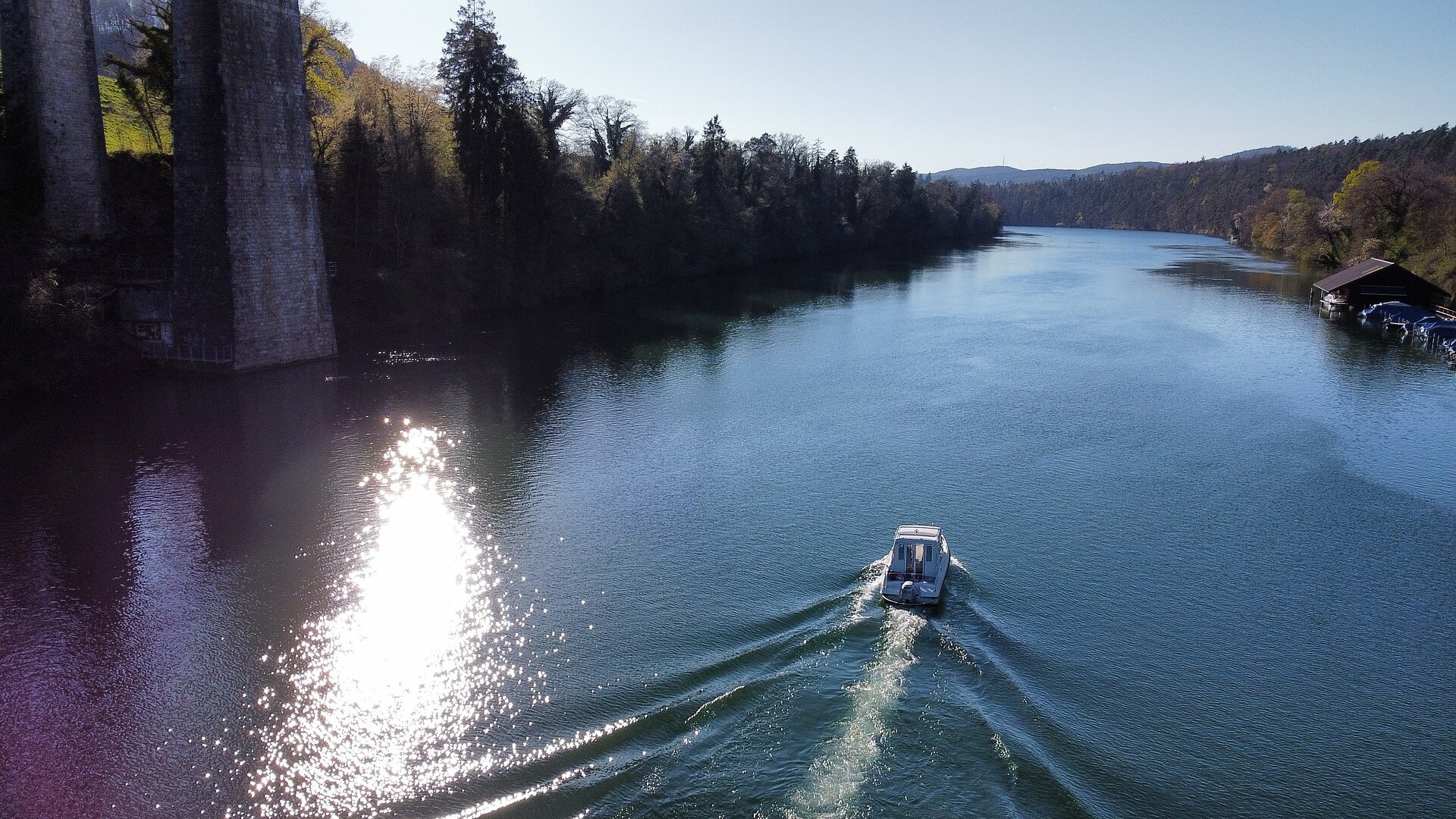 Motorboot auf dem Rhein bei Eglisau